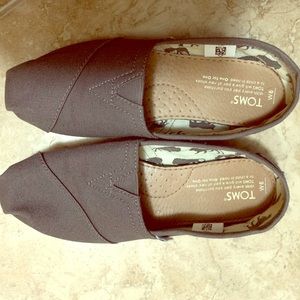TOMS size 6